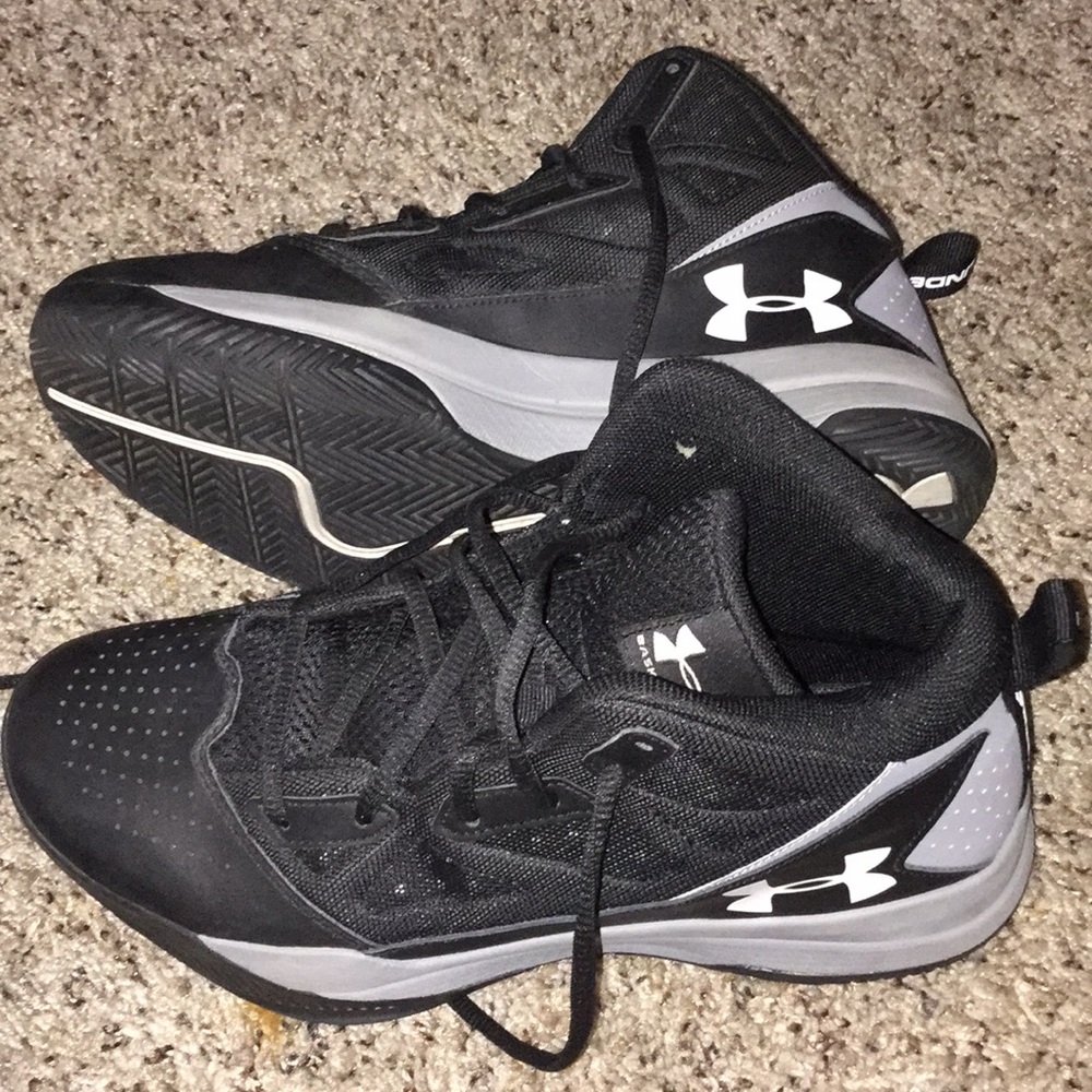 Under Armour boys basketball shoes, size 6.5
